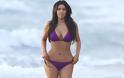 Η Kim Kardashian με μπικίνι πλατσουρίζει στη θάλασσα... (pics) - Φωτογραφία 2