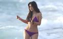 Η Kim Kardashian με μπικίνι πλατσουρίζει στη θάλασσα... (pics) - Φωτογραφία 5