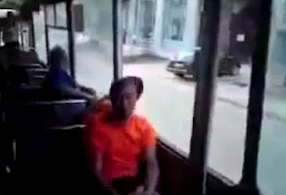 Δείτε τον τύπο που έπεσε από κινούμενο λεωφορείο [video] - Φωτογραφία 1