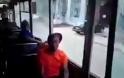 Δείτε τον τύπο που έπεσε από κινούμενο λεωφορείο [video]