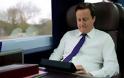 Ο David Cameron παίζει Fruit Ninja!