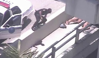 Γυμνός άνδρας πυροβολήθηκε από την αστυνομία καθώς έτρωγε το πρόσωπο του θύματος κάτω απο γέφυρα! (video) - Φωτογραφία 1