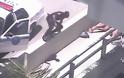 Γυμνός άνδρας πυροβολήθηκε από την αστυνομία καθώς έτρωγε το πρόσωπο του θύματος κάτω απο γέφυρα! (video)