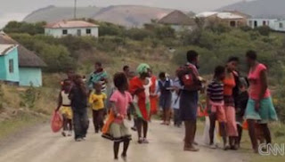 Νότια Αφρική...«Απαγάγουν» νεαρές παρθένες και τις παντρεύουν με φορείς του AIDS για να τους... θεραπεύσουν!  [Βίντεο] - Φωτογραφία 1