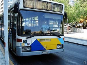«Γαλλικά» αντάλλαξαν με το καλημέρα οδηγός λεωφορείου με ιδιοκτήτη Ι.Χ. - Φωτογραφία 1