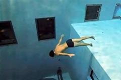 Βουτιά στην πιο βαθιά πισίνα του κόσμου