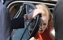 Και κατεβαίνει που λέτε η Nicole Kidman από το αυτοκίνητο... και αποκαλύπτεται!