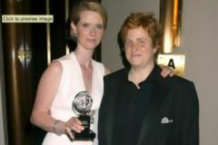 Σίνθια Νίξον: Η “Sex and the City” Μιράντα παντρεύτηκε… την καλή της