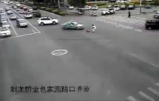 Μάνα τρέχει να σώσει το μωρό της που έπεσε από το αυτοκίνητο! (video) - Φωτογραφία 1