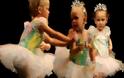 Απίστευτο βίντεο: 2χρονες μπαλαρίνες... πλακώνονται σε σχολική παράσταση! - Φωτογραφία 1