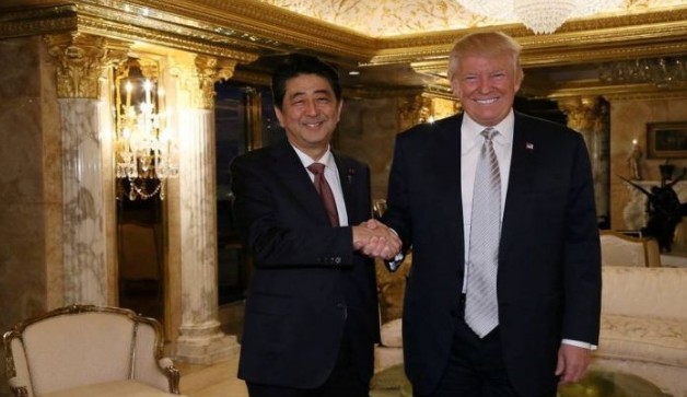 Το ιδιαίτερο δώρο του Τράμπ στον Ιάπωνα πρωθυπουργό - Φωτογραφία 1