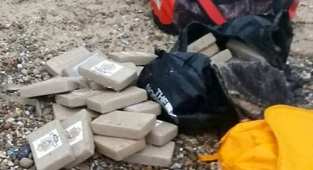 Κοκαΐνη αξίας 59 εκατ. ευρώ «ξεβράστηκε» σε ακτή της Αγγλίας - Φωτογραφία 1
