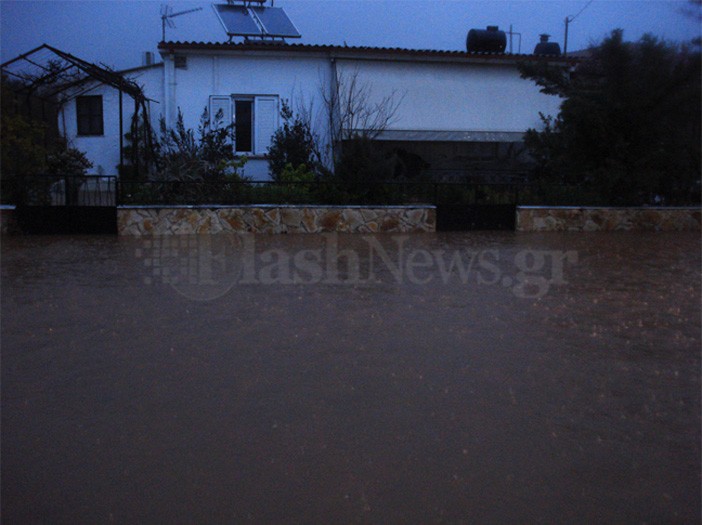 Πλημμύρισε η Σούδα και σπίτι ηλικιωμένης - ’Εμειναν ΙΧ στον δρόμο - Φωτογραφία 1