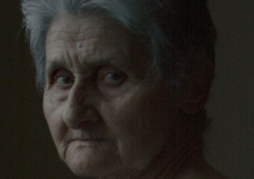 Πέλλα: Σαρώνει το διαδίκτυο η γιαγιά που πόζαρε με φανελάκι για τη Vogue - Φωτογραφία 1