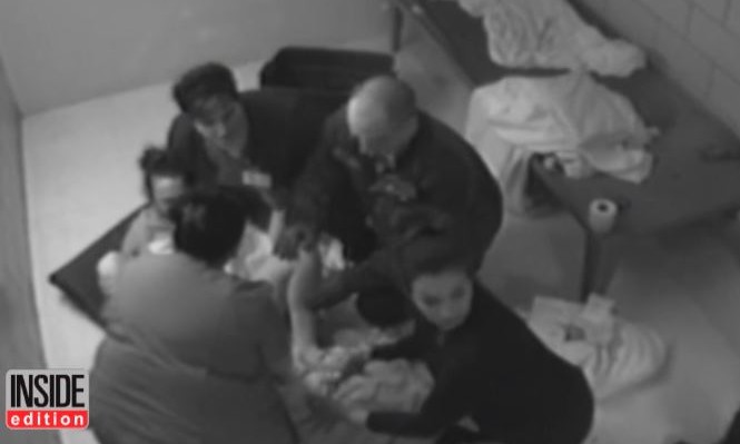 Γέννησε στο πάτωμα του κελιού της στην φυλακή – Συγκλονιστικό βίντεο - Φωτογραφία 1