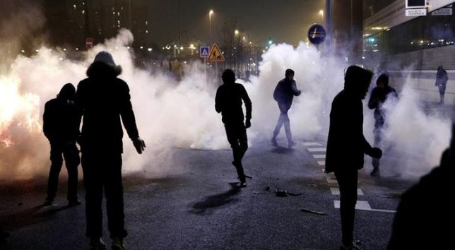Δεκάδες οι συλλήψεις μετά τις ταραχές για τέταρτη μέρα στο Παρίσι - Φωτογραφία 1