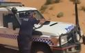 Viral το βίντεο αστυνομικού που τηγανίζει αυγό στο καπό του περιπολικού στην Αυστραλία [vid]