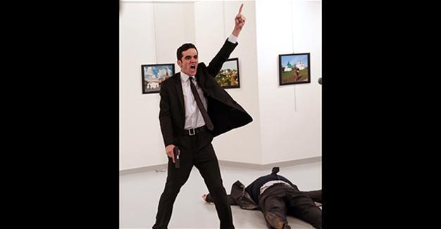 Οργή στη Ρωσία για το βραβείο που πήρε η φωτογραφία της δολοφονίας του Ρώσου πρέσβη στην Άγκυρα - Φωτογραφία 1