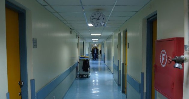Χάνουν τη δουλειά τους 6.000 καθαρίστριες και υπάλληλοι σίτισης στα νοσοκομεία - Φωτογραφία 1