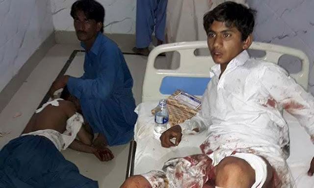 Προσοχη! Πολύ σκληρές εικόνες από την επίθεση στο Πακιστάν - Ο ISIS ανέλαβε την ευθύνη - Φωτογραφία 2