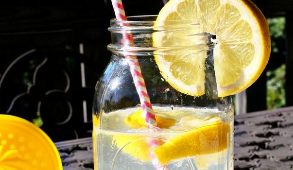 Τι θα σου συμβεί αν πίνεις κάθε πρωί ένα ποτήρι ζεστό νερό με λεμόνι; - Φωτογραφία 1