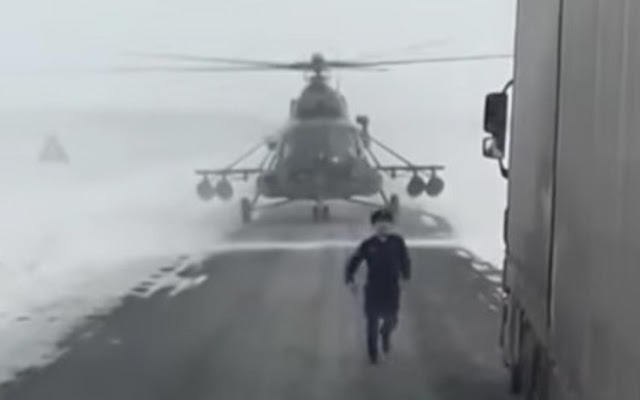 Στρατιωτικό ελικόπτερο προσγειώνεται στον δρόμο και ζητά οδηγίες από οδηγό νταλίκας - Φωτογραφία 1