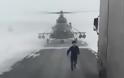 Στρατιωτικό ελικόπτερο προσγειώνεται στον δρόμο και ζητά οδηγίες από οδηγό νταλίκας