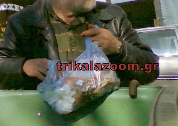 ΣΟΚ στα Τρίκαλα - Ηλικιωμένος τρώει μακαρόνια απ΄τα σκουπίδια... [photos] - Φωτογραφία 1