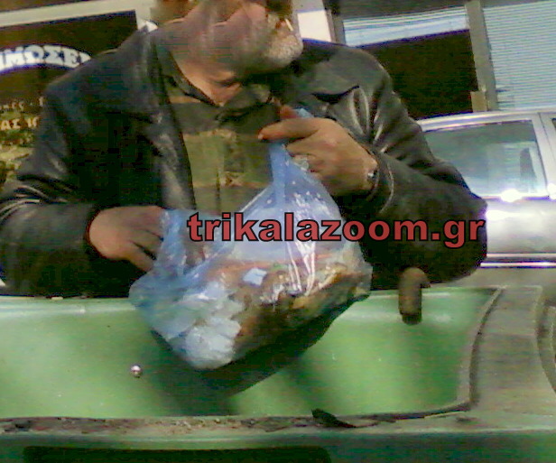 ΣΟΚ στα Τρίκαλα - Ηλικιωμένος τρώει μακαρόνια απ΄τα σκουπίδια... [photos] - Φωτογραφία 3