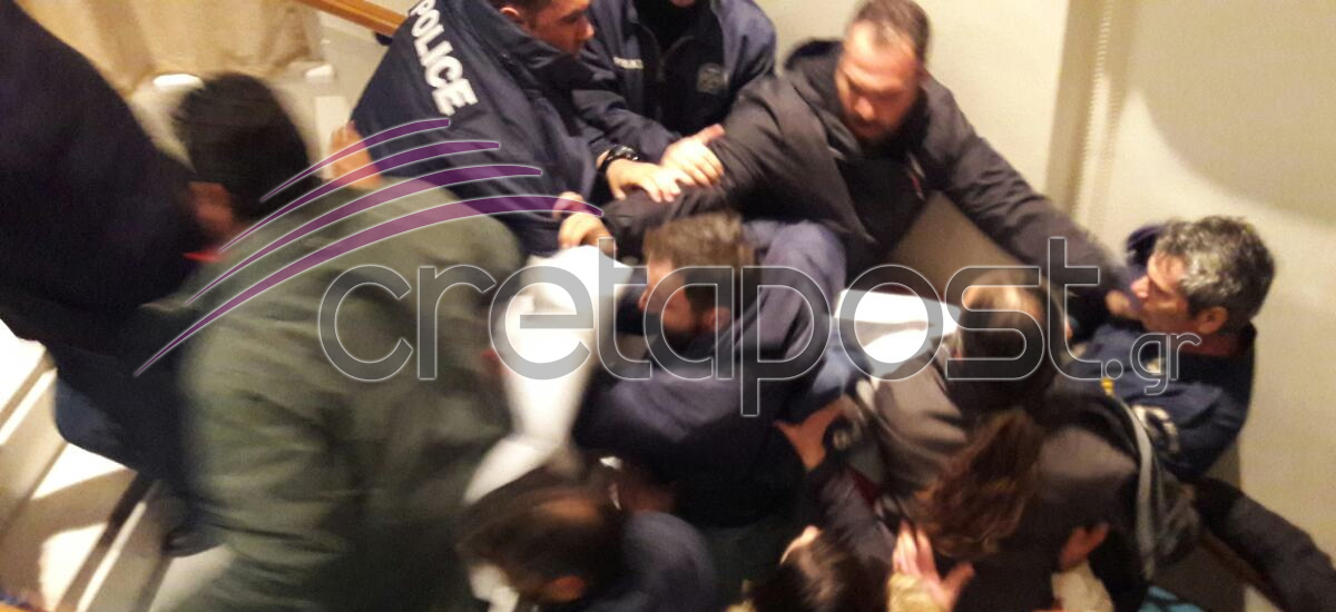 Ηράκλειο: Ένταση στο Επιμελητήριο – Οι διαδηλωτές επιδιώκουν κατάληψη του κτιρίου! Στο χώρο της εκδήλωσης ο Τ. Πετρόπουλος - Φωτογραφία 2