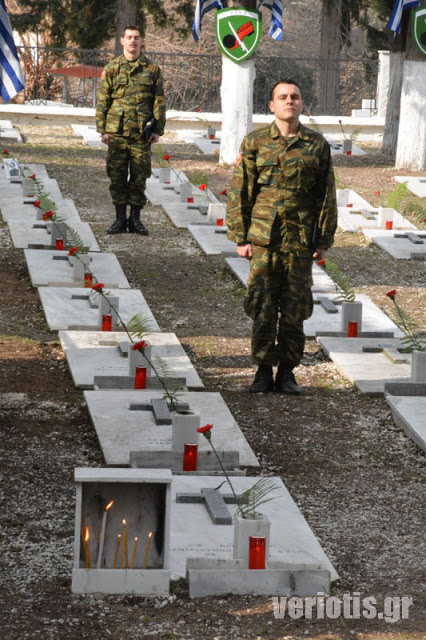 Βέροια: Κόκκινο γαρύφαλλο στο μνήμα πεσόντων στρατιωτικών από τον Υποστράτηγο Χρ. Σίμο - Φωτογραφία 10