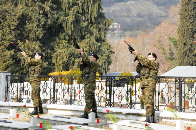 Βέροια: Κόκκινο γαρύφαλλο στο μνήμα πεσόντων στρατιωτικών από τον Υποστράτηγο Χρ. Σίμο - Φωτογραφία 11