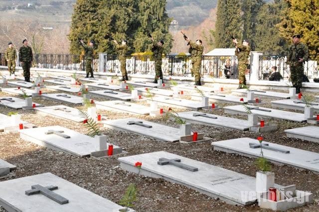 Βέροια: Κόκκινο γαρύφαλλο στο μνήμα πεσόντων στρατιωτικών από τον Υποστράτηγο Χρ. Σίμο - Φωτογραφία 12