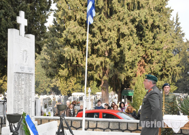 Βέροια: Κόκκινο γαρύφαλλο στο μνήμα πεσόντων στρατιωτικών από τον Υποστράτηγο Χρ. Σίμο - Φωτογραφία 15