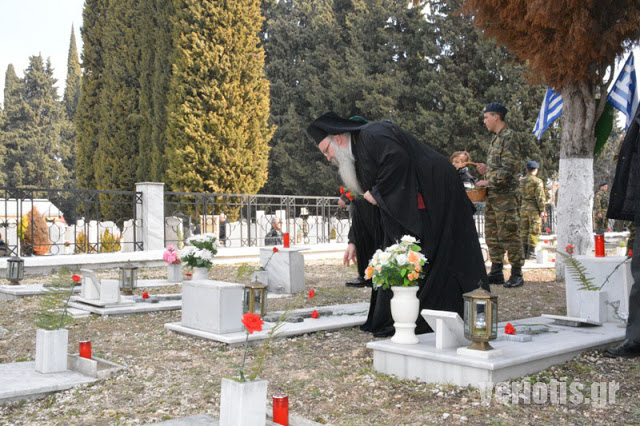 Βέροια: Κόκκινο γαρύφαλλο στο μνήμα πεσόντων στρατιωτικών από τον Υποστράτηγο Χρ. Σίμο - Φωτογραφία 22