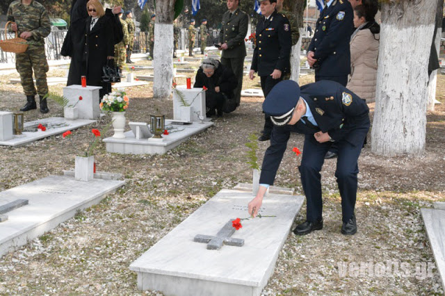 Βέροια: Κόκκινο γαρύφαλλο στο μνήμα πεσόντων στρατιωτικών από τον Υποστράτηγο Χρ. Σίμο - Φωτογραφία 24