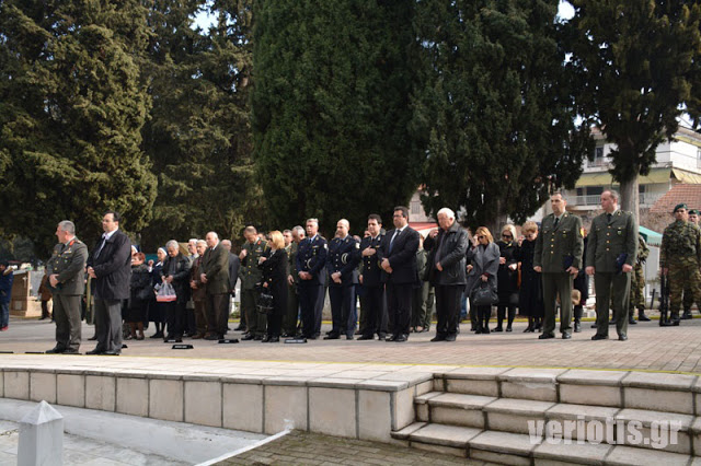 Βέροια: Κόκκινο γαρύφαλλο στο μνήμα πεσόντων στρατιωτικών από τον Υποστράτηγο Χρ. Σίμο - Φωτογραφία 5