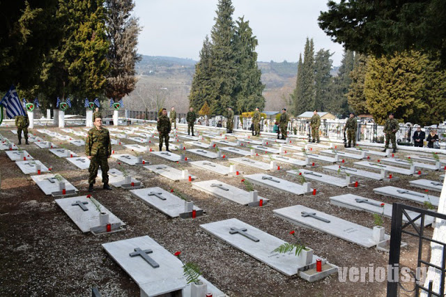 Βέροια: Κόκκινο γαρύφαλλο στο μνήμα πεσόντων στρατιωτικών από τον Υποστράτηγο Χρ. Σίμο - Φωτογραφία 8