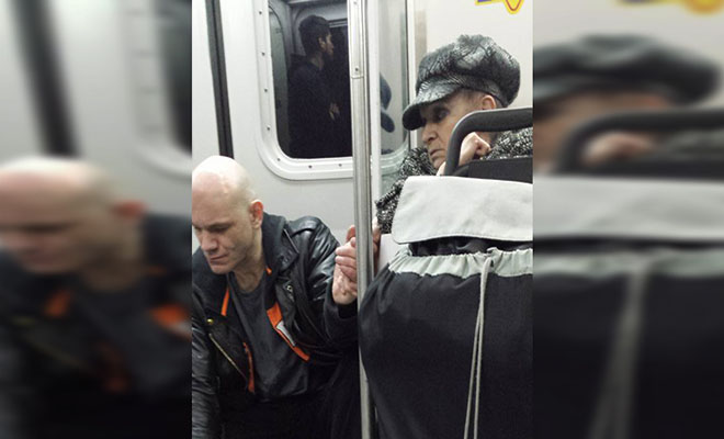 Ένας εξαγριωμένος άνδρας έβριζε τους επιβάτες του μετρό. Τότε, η χειρονομία μιας 70χρονης τον έκανε να ξεσπάσει σε δάκρυα - Φωτογραφία 1