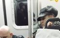 Ένας εξαγριωμένος άνδρας έβριζε τους επιβάτες του μετρό. Τότε, η χειρονομία μιας 70χρονης τον έκανε να ξεσπάσει σε δάκρυα - Φωτογραφία 2