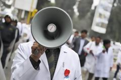 Στο δρόμο οι «λευκές μπλούζες» κατά του ασφαλιστικού! Πανυγειονομικές κινητοποιήσεις