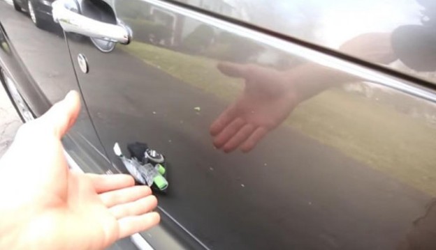 θα πάθετε πλάκα: Δείτε πως να αφαιρέστε τις γρατσουνιές από το αυτοκίνητο εύκολα, γρήγορα και χωρίς καθόλου χρήματα [photosvideo] - Φωτογραφία 1