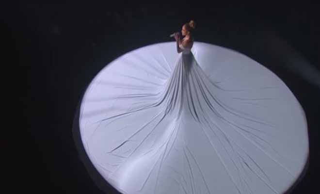 J.Lo: Ξεκινάει να τραγουδάει, αλλά προσέξτε το φόρεμα της όταν η κάμερα κάνει Zoom Out…Μαγικό! - Φωτογραφία 1