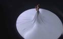 J.Lo: Ξεκινάει να τραγουδάει, αλλά προσέξτε το φόρεμα της όταν η κάμερα κάνει Zoom Out…Μαγικό!