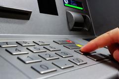 Τα έκαναν γυαλιά καρφιά σε Πειραιώς και Eurobank στην Έλληνος Στρατιώτου- Έσπασαν τζάμια και έριξαν σπρέι στις κάμερες