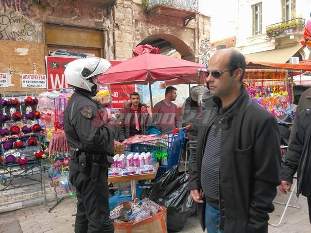 Έφοδος της Αστυνομίας σε πλανόδιους μικροπωλητές στο κέντρο-Έγιναν προσαγωγές - Φωτογραφία 2