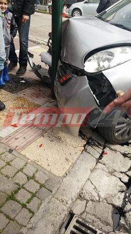 Πάτρα: Σοβαρό τροχαίο στη Γούναρη-Δύο αυτοκίνητα κατέληξαν στο πεζοδρόμιο και παρέσυραν πεζό [photos] - Φωτογραφία 2