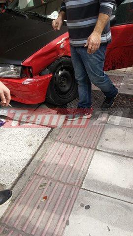 Πάτρα: Σοβαρό τροχαίο στη Γούναρη-Δύο αυτοκίνητα κατέληξαν στο πεζοδρόμιο και παρέσυραν πεζό [photos] - Φωτογραφία 3