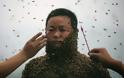 Ένας Κινέζος αποφάσισε να καλύψει το σώμα του με 460.000 μέλισσες - Δείτε το αποτέλεσμα… [photos] - Φωτογραφία 2