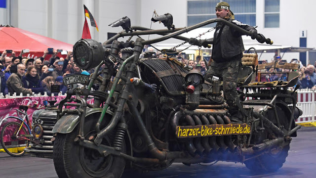 Tank bike: Μια διαφορετική μοτοσυκλέτα φτιαγμένη από... τεθωρακισμένα - Φωτογραφία 1